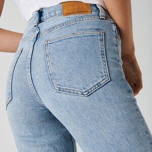 Denim Forum The Arlo Hi-rise Straight Leg Jean in Mid-wash (Size US 26 x 27)